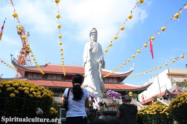 Do Buddhists pray?