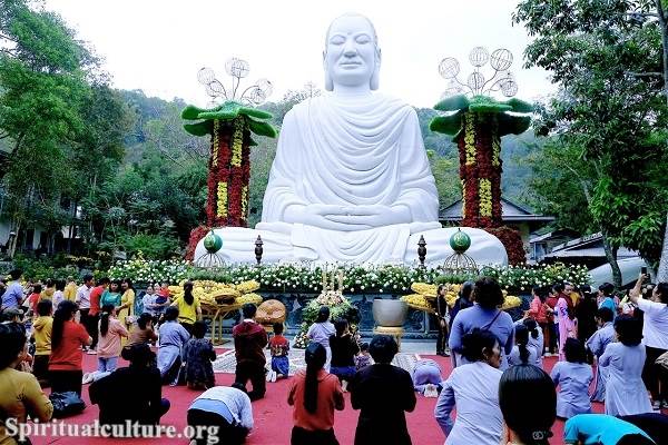 How often do Buddhists pray?